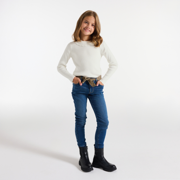 كنزة باللون الأبيض للفتيات